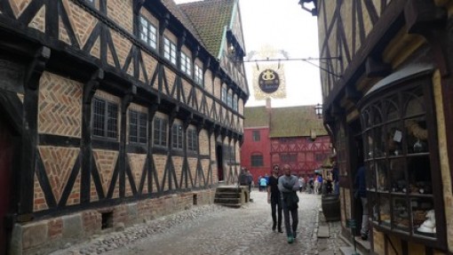 Rechts een bakkerswinkel.
