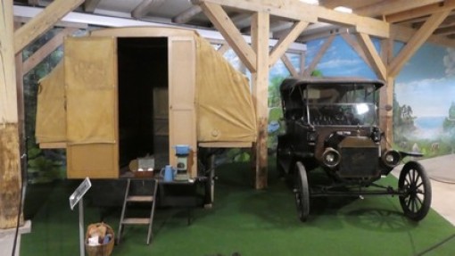Ook zijn er een aantal caravans.