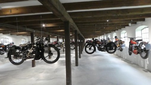 De grote hal met motorfietsen.