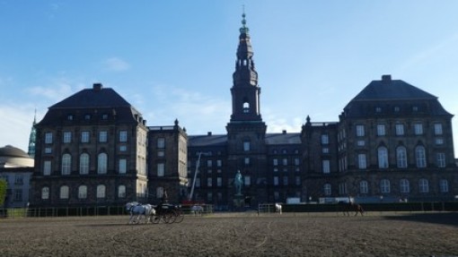 Het Christiaanborg slot met de manege waar men paarden traint.
