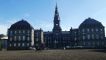 Het Christiaanborg slot met de manege waar men paarden traint.