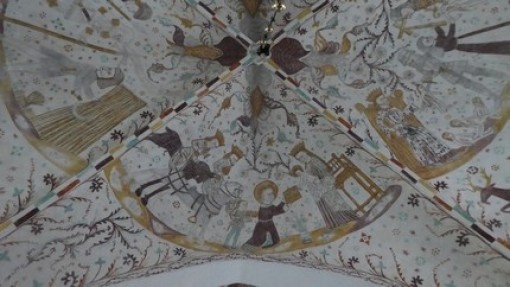 De fresco's op het plafond: de 3 koningen bij de geboorte van Jezus.