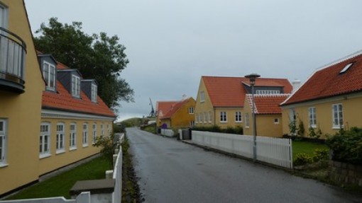 De oude wijk van Skagen in de verte de bascuul vuurtoren.