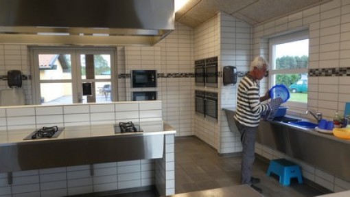 Keuken op de camping, 4 grote ovens, 2 magnetrons.