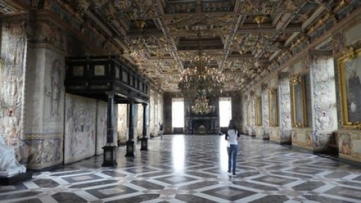 De ridderzaal met het plafond van houtsnijwerk.