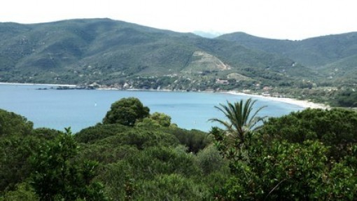 Uitzicht naar de baai van Lacona.