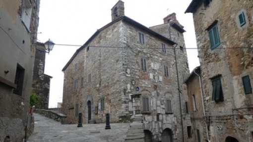 Palazzo Pretorio met de wapenschilden van alle capitano's.