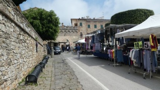 De markt in Suvereto bij de stadspoort.