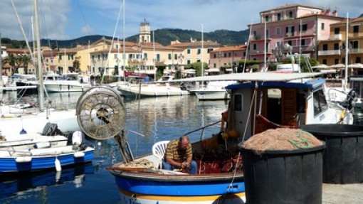 De haven van Porto Azzurro is een gezellige plek.