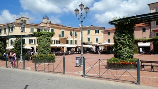 Het gezellige piazza Matteotti bij de haven.