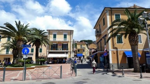 De andere kant van het piazza Matteotti.