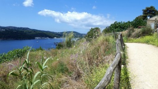 Het wandelpad van de camping naar de stad met mooi uitzicht over de baai.