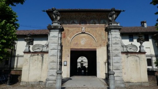 De ingang naar het klooster complex.