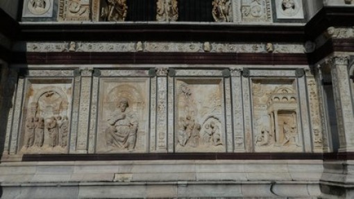 Detail van de mooie gevel van de kerk.