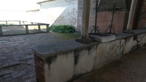 Een huisje van een monnik met eigen tuintje.