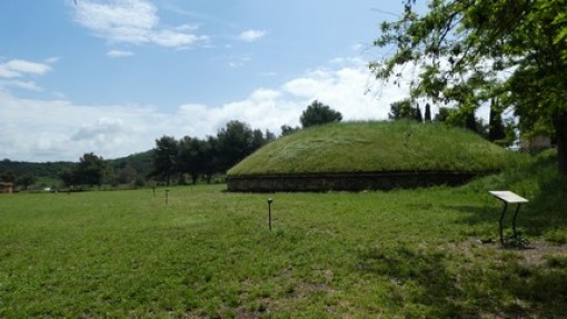 Tomba dei Carri, 28 m in doorsnede.