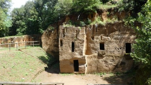 De rotsgraven, necropoli delle grotte.