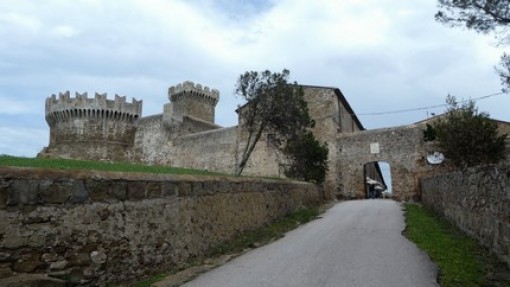 Kasteel en ingang van het stadje Populonia.