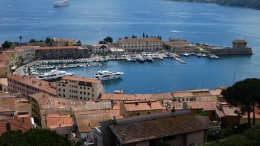 De oude haven Darsena Medicea.