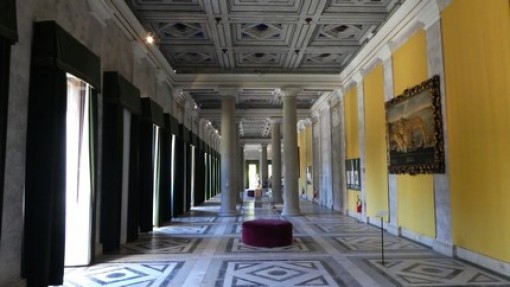 De zuilenhal die beneden voor het oorspronkelijke huis gebouwd is.