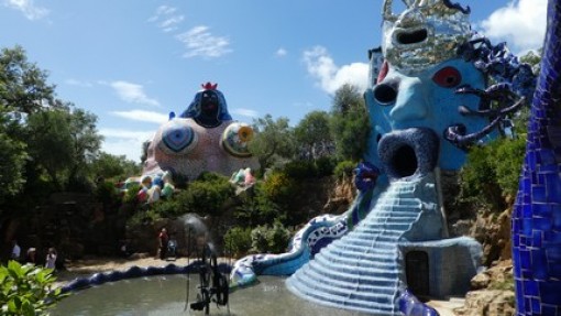 Prachtige grote beelden in de giardino dei Tarocchi.