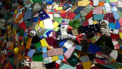 Detail van een groot beeld.