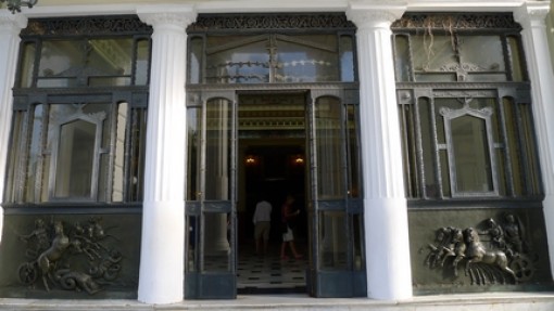 De ingang van het paleis.