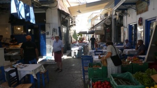 Tavernas tegen over de vismarkt.