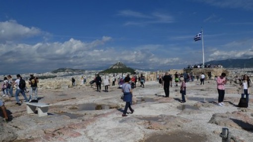 Drukte bij de Acropolis .
