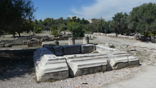 De oude agora met in de verte de Hepheastos tempel.