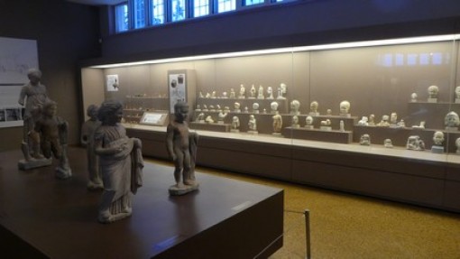 In het museum veel beeldjes van kinderen.