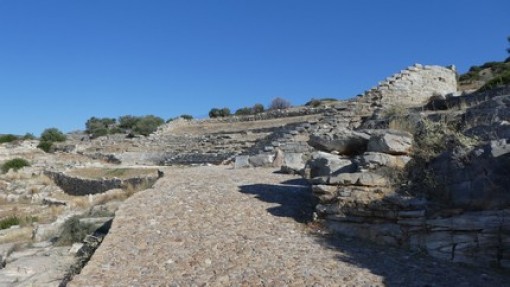 Vlak bij het haventje de archeologische plek Thorikos.