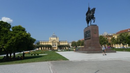 Plein bij het station met het standbeeld van de 1ste Kroatische koning in 925.