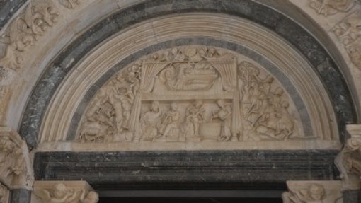 Bovenste deel van de ingang van de kathedraal .