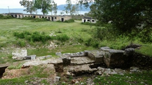 Naast het terrein staan nog de oude militaire gebouwen uit de Hoxha tijd.