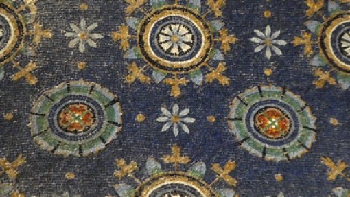 Detail van het indigo blauwe mozaïek.