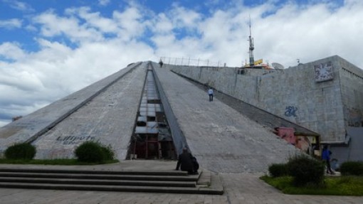 De vervallen piramide waar je op kunt klimmen.