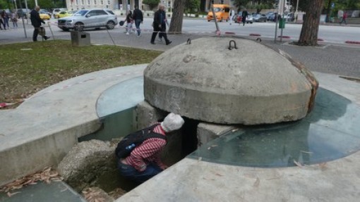 Een bewaard gebleven bunkertje in een park.