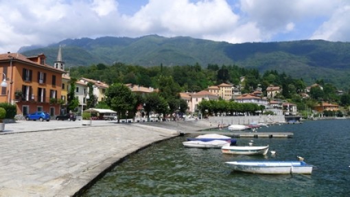 De boulevard in Mergozzo.