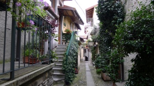 Straatje in het mooie oude cantrum van Mergozzo .