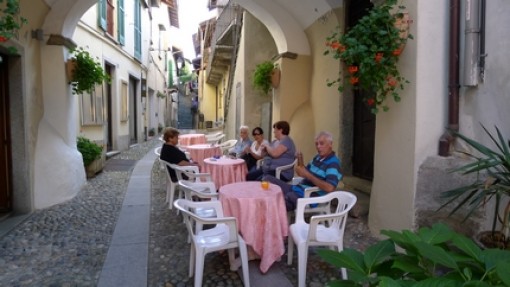 IJsje eten in het oude centrum van Mergozzo.