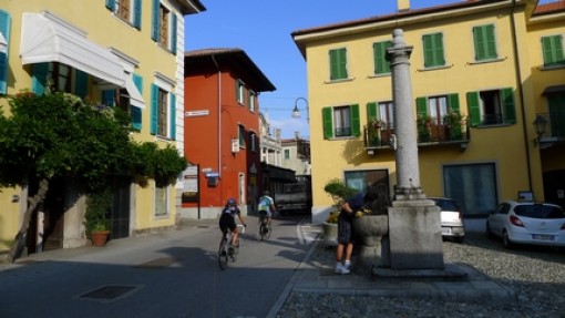De smalle hoofdstraat in Mergozzo.