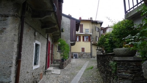Straatje in het oude centrum van Mergozzo.
