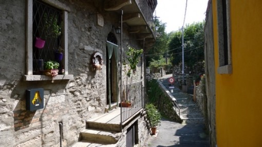 Straatje in het oude centrum van Mergozzo.