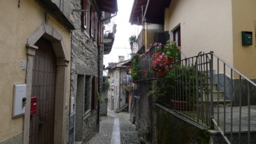 Straatje in het oude centrum van Mergozzo.