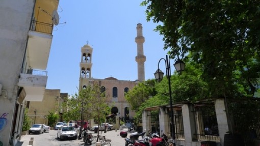 De Agio Nikolaos, kerk met toren en minaret .