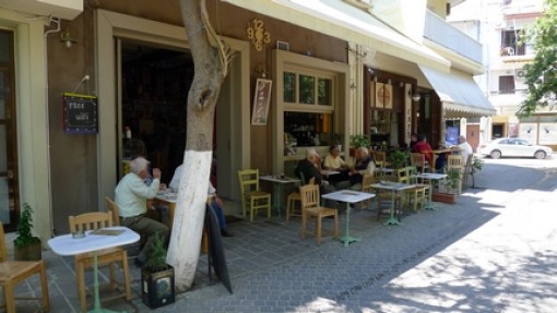 Cafe op het plein bij de Agio Nikolaos.