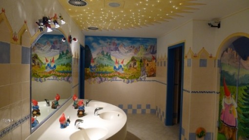 Toiletruimte voor de kinderen op Camping Catinaccio Rosengarten.