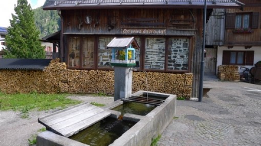 Oude wasplaats in Campitello, daarachter voorbeelden van oud gereedschap.