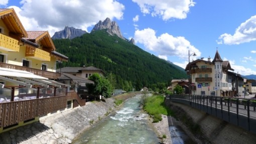 De rivier Avisio bij Pozza di Fassa.